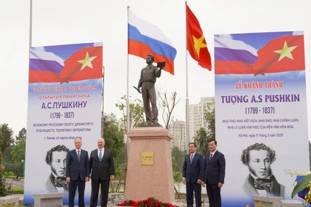 Tượng đài A.S.Puskin tại Công viên Hòa Bình (Hà Nội).