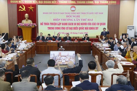 Các đại biểu dự hội nghị biểu quyết bằng hình thức giơ tay. Ảnh: Quang Vinh