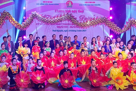 Đại diện lãnh đạo T.Ư Đoàn, Hội đồng Đội T.Ư và các ban, sở, ngành cùng thiếu nhi Thái Nguyên khởi động đợt thi đua cao điểm chào mừng 80 Ngày thành lập Đội TNTP Hồ Chí Minh.