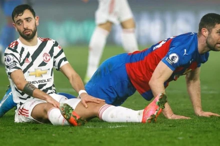 B. Fernandes (trái) chơi mờ nhạt trong mầu áo Man United trận này.