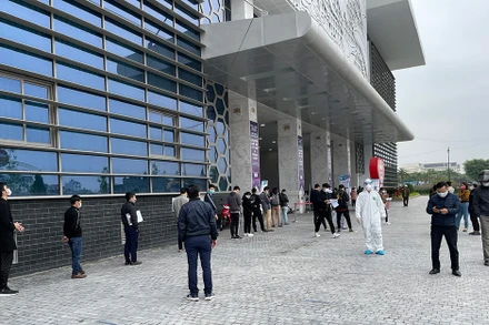 Học sinh, sinh viên Hải Dương chờ xét nghiệm Sars-CoV2 tại Trung tâm Văn hoá Xứ Đông.