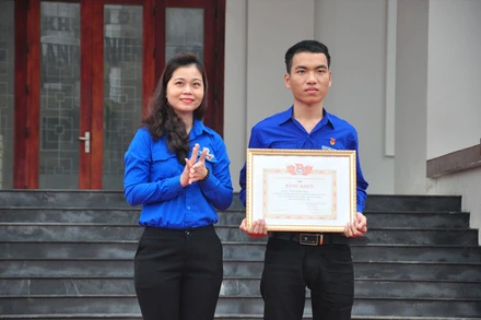Bí thư Tỉnh đoàn Quảng Nam trao Bằng khen tặng anh Trần Văn Tròn.
