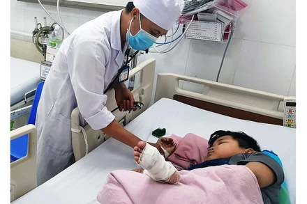 BS Nguyễn Sơn Khoa đang thăm khám cho cháu N.V.P.