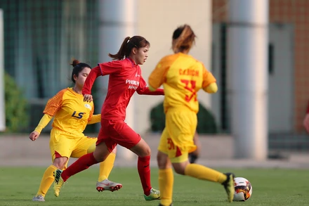 Chú trọng phát triển bóng đá nữ. 