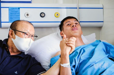 HLV trưởng Park Hang Seo đặt trọn niềm tin vào nghị lực của học trò Hùng Dũng. 