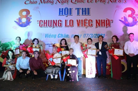 Hoạt động trao quà tri ân các bà, các cô và chị em phụ nữ có nhiều đóng góp cho cộng đồng, tối 7-3.
