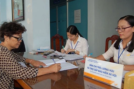Chi trả lương hưu qua bưu điện (Ảnh minh họa: VNPost).