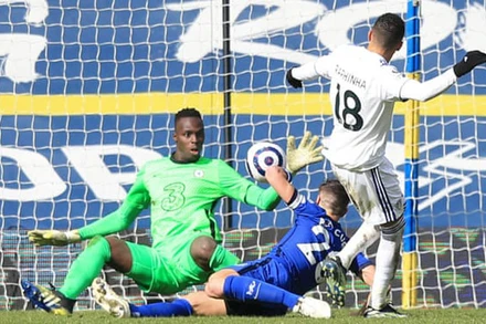 Thủ môn Mendy (áo xanh dương) cứu thua cho Chelsea phút 55