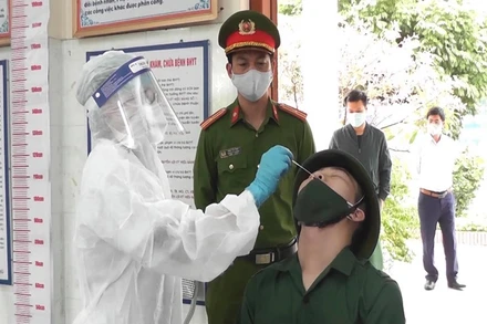 TP Hải Dương lấy mẫu xét nghiệm SARS-CoV-2 cho thanh niên chuẩn bị nhập ngũ.