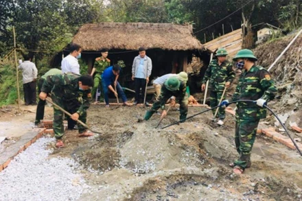 Các lượng lượng thi công móng, nền nhà cho hộ dân ở Mường Lát.