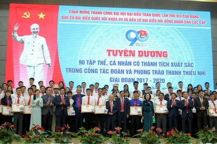 Đồng chí Trương Thị Mai và lãnh đạo tỉnh Lâm Đồng với các điển hình xuất sắc trong hoạt động đoàn và phong trào thanh thiếu nhi.