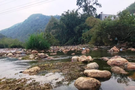 Một khúc sông Cầu, đoạn qua huyện Chợ Mới cạn trơ đá khi thủy điện tích nước. (Ảnh chụp ngày 23-2)