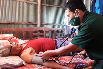 Thiếu tá Thái Minh Phong đến nhà dân khám bệnh.