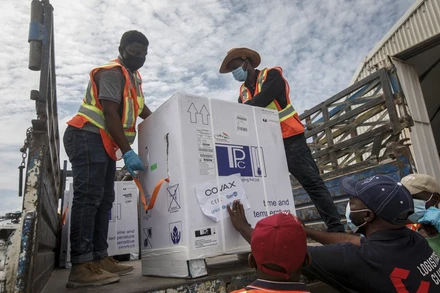 Vaccine ngừa Covid-19 của AstraZeneca được sản xuất tại Ấn Độ được chuyển đến Somalia thông qua chương trình COVAX. (Ảnh: AP)