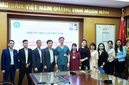 Đại diện Hội yêu hoa lan trao tặng 600 triệu cho lãnh đạo bệnh viện Bạch Mai.