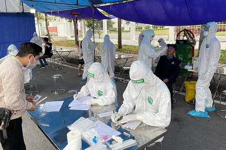 Hải Dương xét nghiệm sàng lọc cho công nhân các khu công nghiệp trước khi đi vào sản xuất (Ảnh: Quốc Vinh).