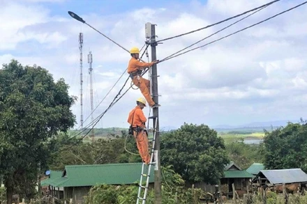 Đoàn viên, thanh niên Công ty Điện lực Đắk Lắk thi công công trình thắp sáng đưa quê cho buôn Pa, buôn căn cứ cách mạng xã Cư Prao, huyện vùng sâu M’đrắk.