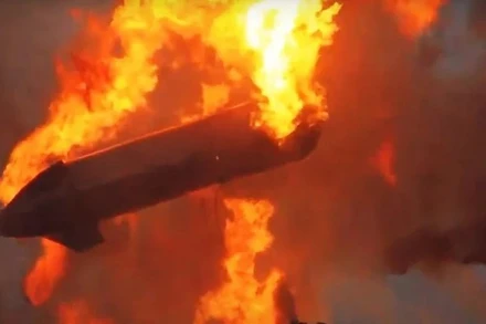 Nguyên mẫu Starship thứ 10 phát nổ sau khi hạ cánh thành công. Ảnh từ clip của SpaceX.