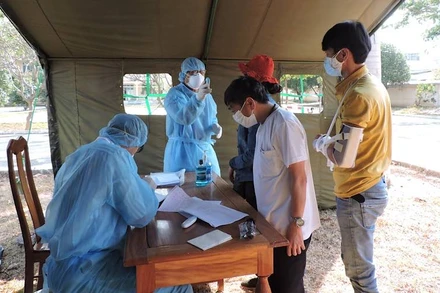 Cán bộ y tế tỉnh Kon Tum tiến hành kiểm tra sức khỏe, đo thân nhiệt các công dân trước khi đưa vào khu cách ly.