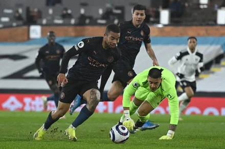 Jesus (áo sẫm) ghi bàn thắng thứ hai cho Man City.