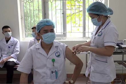 Nhân viên y tế tiêm vaccine phòng Covid-19 tại Bệnh viện Đa khoa tỉnh Hòa Bình.