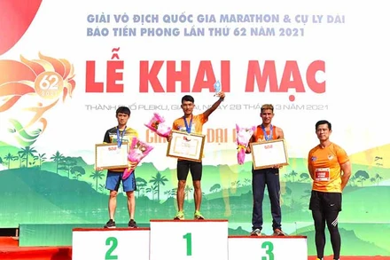 Trao giải cho các VĐV nội dung 42,195 km nam tuyển.