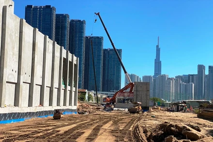 Phần bên trên nhà ga đang được hoàn thiện nền hạ.