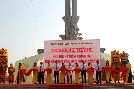 Lễ cắt băng khánh thành Nhà bia Chi bộ Đảng đầu tiên tỉnh Vĩnh Long, sáng 31-3.
