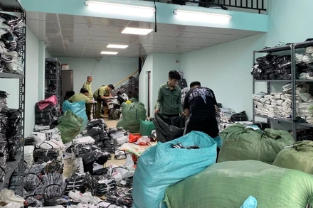 Lực lượng QLTT kiểm tra kho hàng quần áo thời trang tại quận Hoàng Mai, Hà Nội.