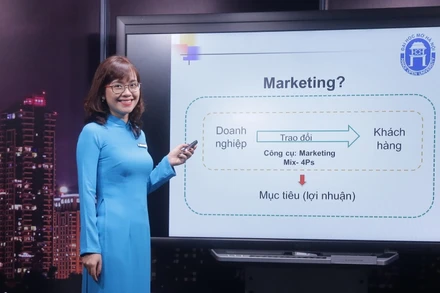 Giảng viên Đại học Mở Hà Nội giảng bài trực tuyến.