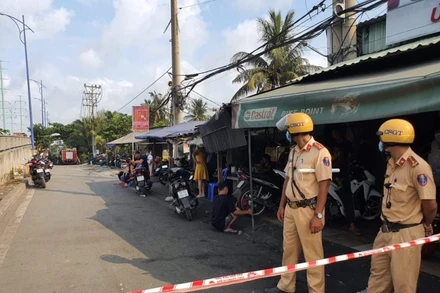 Lực lượng chức năng phong tỏa hiện trường vụ cháy.