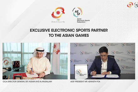 Đại diện OCA và AESF ký hợp đồng trực tuyến.