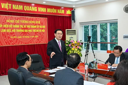 Bí thư Thành ủy Vương Đình Huệ phát biểu ý kiến tại buổi làm việc. Ảnh: DUY LINH