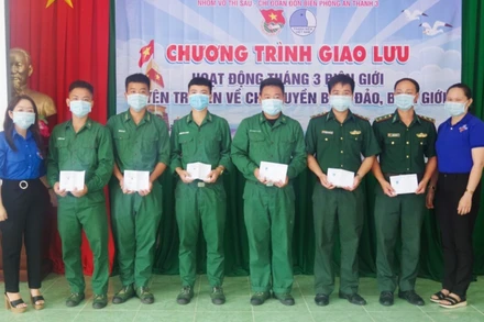 Tặng quà cho các cán bộ, chiến sĩ đồn Biên phòng An Thạnh Ba.