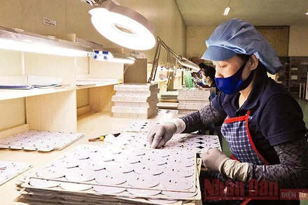 Lao động Công ty TNHH sản xuất điện tử PCB Cát Tường (Bắc Ninh) quay lại sản xuất sau đại dịch Covid-19 (Ảnh: Thái Sơn).