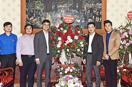 Đồng chí Bùi Quang Huy (thứ ba từ trái sang) đại diện Ban Bí thư T.Ư Đoàn, Thường trực T.Ư Hội Sinh viên Việt Nam đến thăm, chúc mừng Báo Nhân Dân nhân kỷ niệm 70 năm ngày Báo ra số đầu tiên. (Ảnh: DUY KHÁNH)