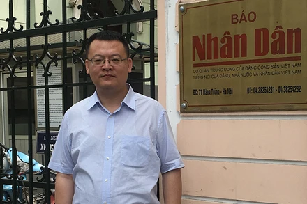 Tác giả trước trụ sở Báo Nhân Dân trong chuyến thăm năm 2018. (Ảnh: Tác giả cung cấp)