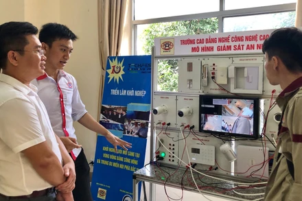 Sinh viên Trường cao đẳng nghề Công nghệ cao Hà Nội giới thiệu mô hình nghiên cứu tại Triển lãm khởi nghiệp đổi mới sáng tạo. 