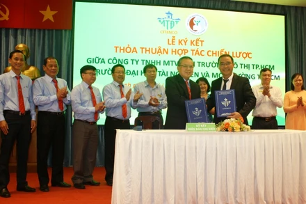 Quang cảnh lễ ký kết.