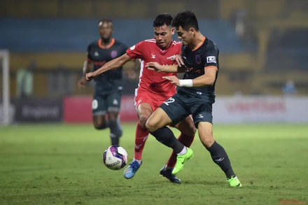 Quế Ngọc Hải và Tiến Linh đọ sức tại vòng 3. 