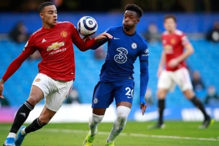 M. Greenwood (áo đỏ, Man United) tranh bóng với Hudson-Odoi của Chelsea.