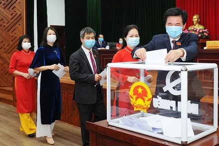 Các đại biểu bỏ phiếu kín bầu các chức danh UBND, HDDND tỉnh.