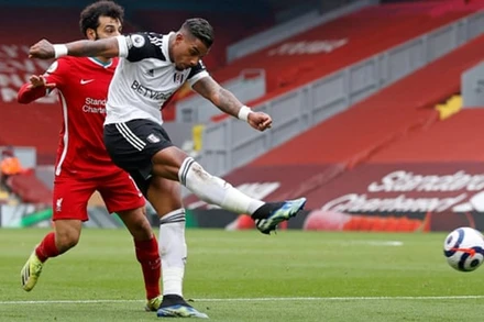 Cú sút mang lại bàn thắng cho Fulham của Lemina (áo trắng).