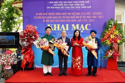 Hội Nghệ sĩ Nhiếp ảnh Việt Nam trao Kỷ niệm chương cho Chủ tịch UBND tỉnh Phan Ngọc Thọ, Bí thư Thành ủy Huế Phan Thiên Định và nhà văn Hồ Đăng Thanh Ngọc.