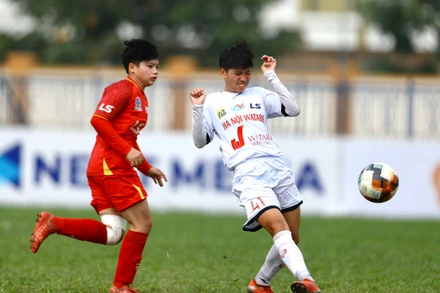 Vũ Thị Hoa (áo trắng) lập cú đúp trong chiến thắng mở đầu lượt về của U19 nữ Hà Nội Watabe. (Ảnh: M.H)