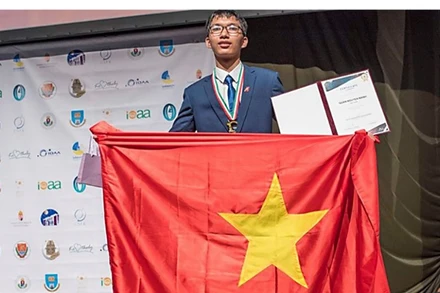 Nguyễn Mạnh Quân (SN 2003), học sinh lớp 12 Lý 1, Trường THPT chuyên Hà Nội - Amsterdam; có các thành tích: HCV Olympic Vật lý châu Âu EUPHO 2020; HCV Olympic Thiên văn và Vật lý thiên văn quốc tế năm 2019 tại Hungaria; HCV Olympic Khoa học trẻ quốc tế năm 2018...