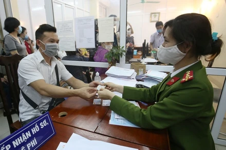 Theo đề án của Bộ Công an, việc cấp căn cước công dân (CCCD) gắn chíp điện tử được tiến hành quyết liệt để bảo đảm đến 1-7-2021 cấp được 50 triệu thẻ. Trong đó, tại Hà Nội sẽ có khoảng 6 triệu công dân từ 14 tuổi trở lên, đủ tiêu chuẩn sẽ được cấp CCCD gắn chip và tiến tới thay đổi hoàn toàn loại CCCD 9 số và 12 số hiện đang lưu hành.