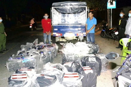 Hiện trường vụ vận chuyển thuốc lá nhập lậu tại TP Sóc Trăng. (Ảnh: CAST)