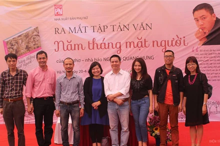 Nhà thơ Hữu Việt (thứ hai từ trái sang) và nhà thơ Quang Hưng (thứ tư từ phải sang) trong một buổi ra mắt sách của nhà thơ Quang Hưng.