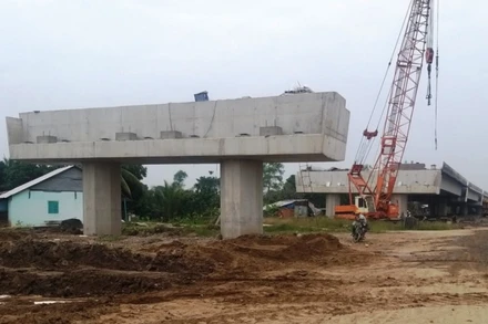 Hầu hết các mố cầu ở đường dẫn đã thi công xong.
